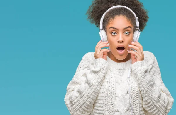 Junge Afroamerikanerin Die Kopfhörer Über Isoliertem Hintergrund Trägt Erschrocken Mit — Stockfoto