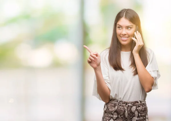 Jeune Belle Hispanique Aide Smartphone Très Heureux Pointant Avec Main — Photo