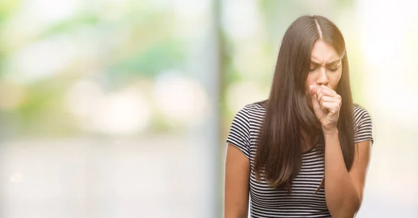 若い美しいヒスパニック系女性は体調不良や風邪や気管支炎の症状として咳を感じします ヘルスケアの概念 — ストック写真