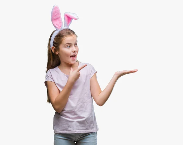 Junges Schönes Mädchen Mit Osterhasenohren Vor Isoliertem Hintergrund Erstaunt Und — Stockfoto