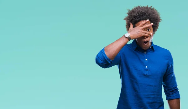 Homem Afro Americano Sobre Fundo Isolado Espreitando Choque Cobrindo Rosto — Fotografia de Stock