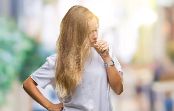 体調不良や風邪や気管支炎の症状として咳を感じて孤立の背景にカジュアルな白い シャツを着た若い美しい金髪女性 ヘルスケアの概念 — ストック写真