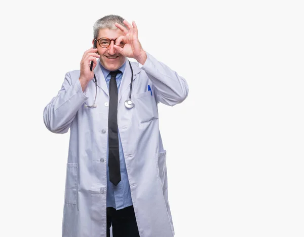 Pěkný Starší Lékař Muž Mluví Smarpthone Izolované Pozadí Šťastný Obličej — Stock fotografie