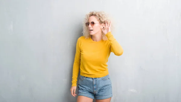 Mulher Loira Jovem Com Cabelo Encaracolado Sobre Fundo Cinza Grunge — Fotografia de Stock