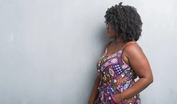 Joven Africana Americana Mujer Sobre Gris Grunge Pared Usando Vestido —  Fotos de Stock