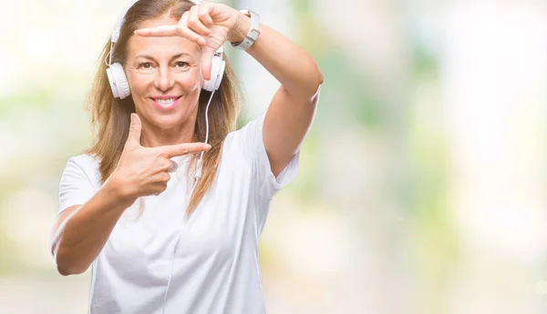 Μέση Ηλικία Ισπανόφωνος Γυναίκα Ακούγοντας Μουσική Φορώντας Ακουστικά Πέρα Από — Φωτογραφία Αρχείου