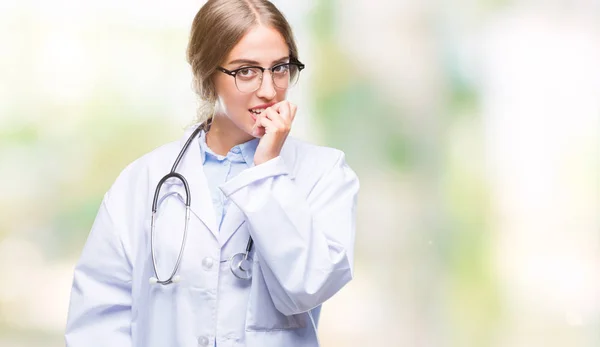 Linda Jovem Mulher Médica Loira Vestindo Uniforme Médico Sobre Fundo — Fotografia de Stock