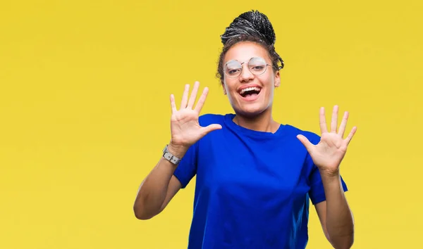 Молодая Афроамериканка Плетеными Волосами Носит Очки Изолированном Фоне Показывает Пальцами — стоковое фото