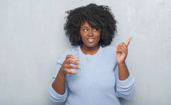 Młody African American Kobieta Szary Mur Wypicie Szklanki Wody Bardzo — Zdjęcie stockowe