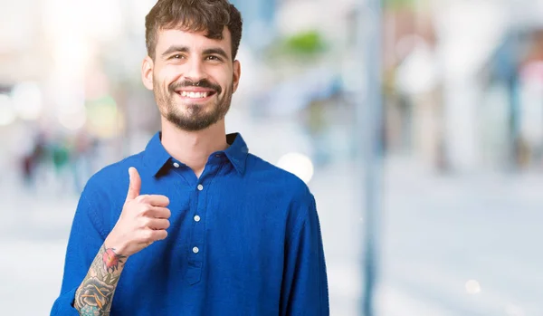 Joven Hombre Guapo Sobre Fondo Aislado Haciendo Pulgares Felices Gesto — Foto de Stock