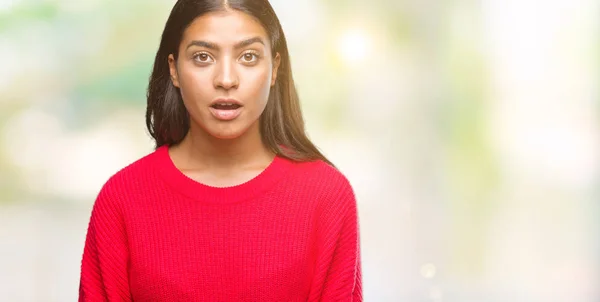 Junge Schöne Arabische Frau Trägt Winterpullover Über Isoliertem Hintergrund Angst — Stockfoto