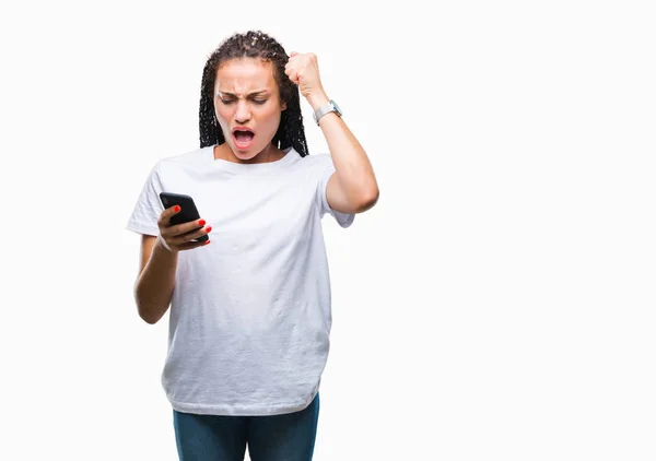 Jonge Gevlochten Hair Afrikaans Amerikaans Meisje Tonen Gebruikend Smartphone Geïsoleerd — Stockfoto