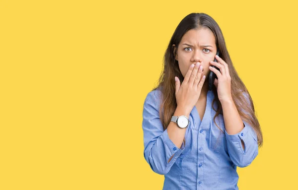 Joven Hermosa Mujer Negocios Morena Hablando Teléfono Inteligente Sobre Aislado —  Fotos de Stock