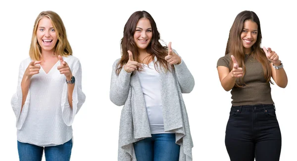 由三名年轻美女组成的小组在白色被隔绝的背景指向手指与愉快和滑稽的面孔对照相机 良好的能量和活力 — 图库照片