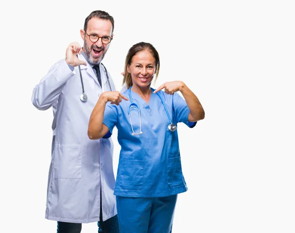 Médicos Hispanos Mediana Edad Asocian Pareja Con Uniforme Médico Sobre —  Fotos de Stock