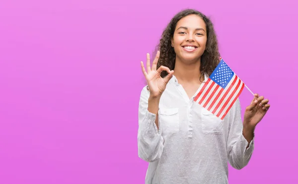 Unga Spansktalande Kvinna Som Håller Flaggan Förenade Estates Amerikas Gör — Stockfoto