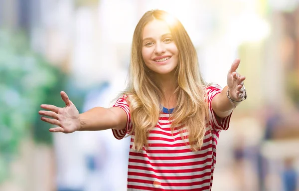 Joven Mujer Rubia Hermosa Sobre Fondo Aislado Mirando Cámara Sonriendo —  Fotos de Stock