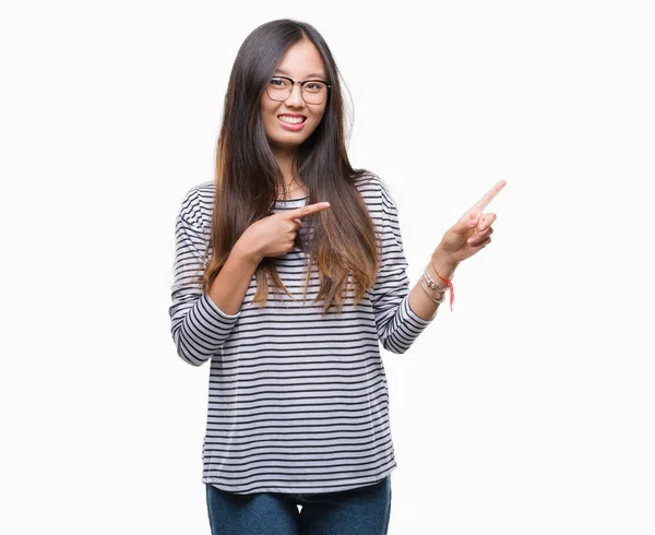 Joven Mujer Asiática Con Gafas Sobre Fondo Aislado Sonriendo Mirando — Foto de Stock