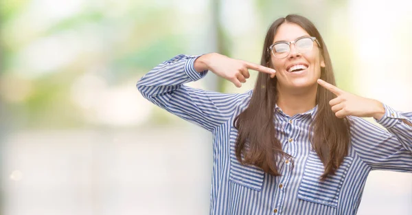 Joven Hermosa Mujer Negocios Hispana Sonriendo Confiada Mostrando Señalando Con —  Fotos de Stock