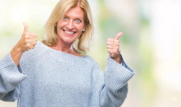 Blonde Frau Mittleren Alters Winterpullover Über Isoliertem Hintergrund Erfolgszeichen Tut — Stockfoto