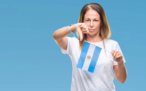 中年西班牙妇女拿着阿根廷的旗帜在孤立的背景与愤怒的脸 显示不喜欢大拇指的负面标志 拒绝的概念 — 图库照片