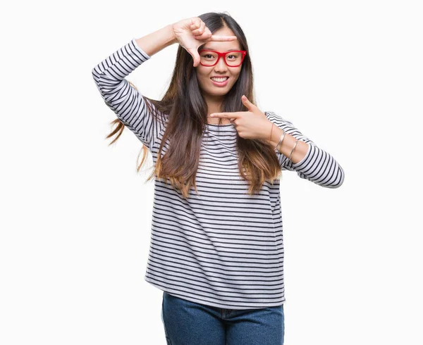 Mujer Asiática Joven Con Gafas Sobre Fondo Aislado Sonriendo Haciendo —  Fotos de Stock