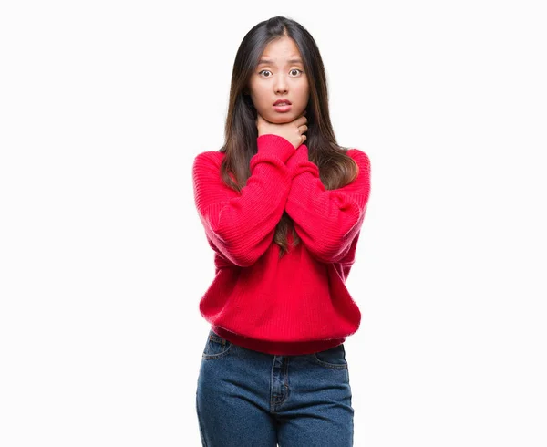 着た若いアジア女性隔離された背景の叫び上セーターの冬し 窒息のため痛みを伴う首を絞め 健康上の問題 窒息させると自殺の概念 — ストック写真