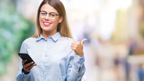 Joven Hermosa Mujer Negocios Mensaje Texto Utilizando Teléfono Inteligente Sobre —  Fotos de Stock