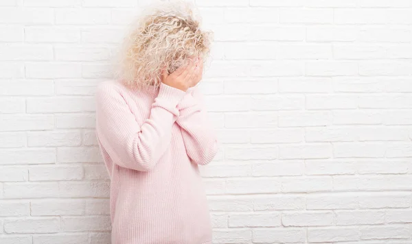 Jonge Blonde Vrouw Met Krullend Haar Witte Bakstenen Muur Met — Stockfoto