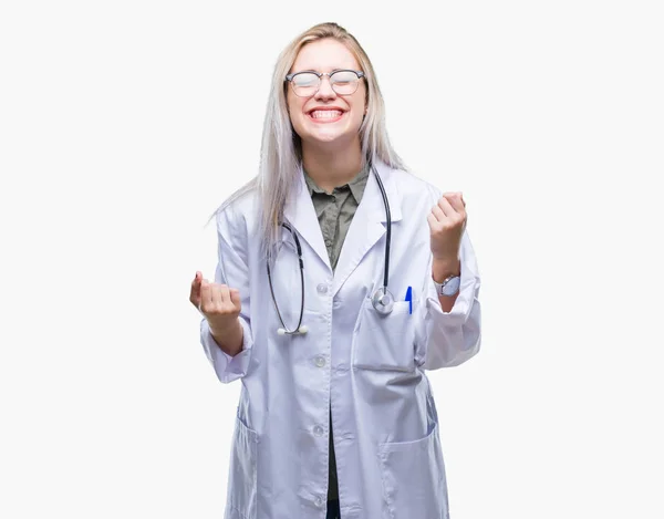 Gülümseyen Başarı Için Çığlık Genç Sarışın Doktor Kadın Yüzünden Izole — Stok fotoğraf
