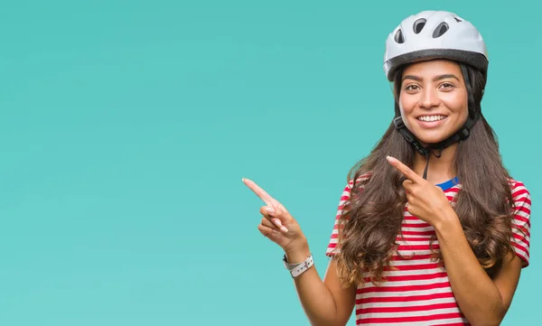 Junge Arabische Radfahrerin Mit Schutzhelm Über Isoliertem Hintergrund Lächelt Und — Stockfoto