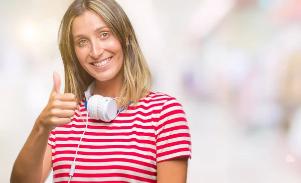 Joven Hermosa Mujer Escuchando Música Con Auriculares Sobre Fondo Aislado —  Fotos de Stock