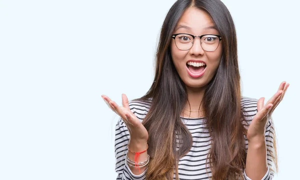 Jonge Aziatische Vrouw Bril Geïsoleerd Achtergrond Vieren Gek Verbaasd Voor — Stockfoto