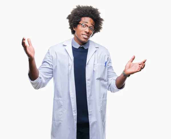 Afro Americký Lékař Vědec Muž Nad Izolované Pozadí Bezradný Zmateni — Stock fotografie