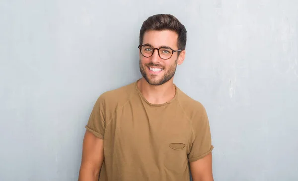 Schöner Junger Mann Über Grauer Grunge Wand Mit Brille Der — Stockfoto