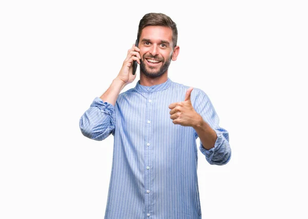 Ung Vacker Man Talar Telefon Över Isolerade Bakgrund Glad Med — Stockfoto