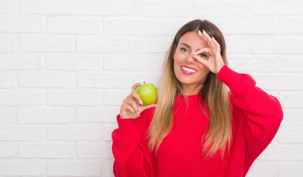 Junge Erwachsene Frau Über Weiße Backsteinmauer Essen Frischen Grünen Apfel — Stockfoto