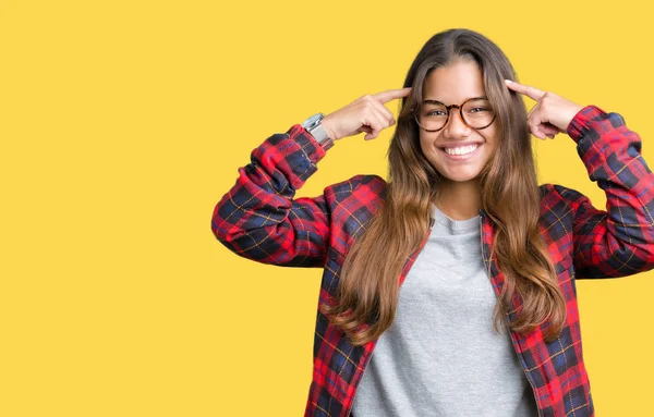 Jovem Mulher Bonita Morena Vestindo Jaqueta Óculos Sobre Fundo Isolado — Fotografia de Stock