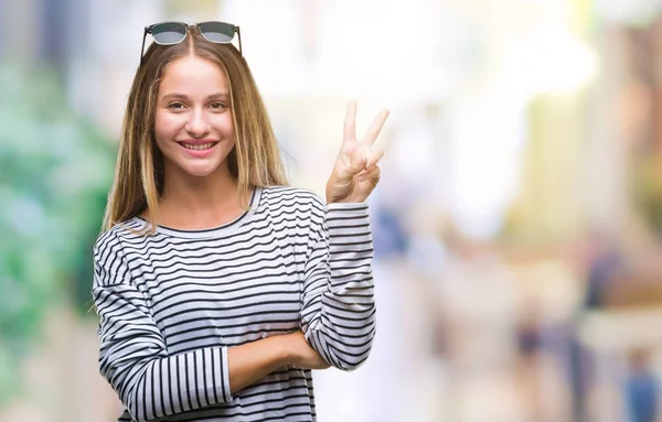 Jovem Mulher Loira Bonita Usando Óculos Sol Sobre Fundo Isolado — Fotografia de Stock