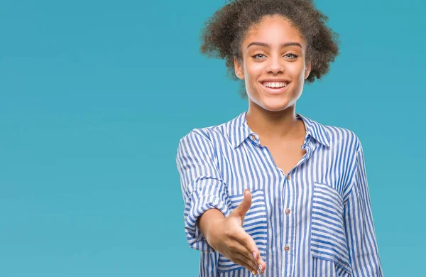 Jonge Afro Amerikaanse Vrouw Geïsoleerde Achtergrond Lachende Vriendelijke Aanbod Als — Stockfoto