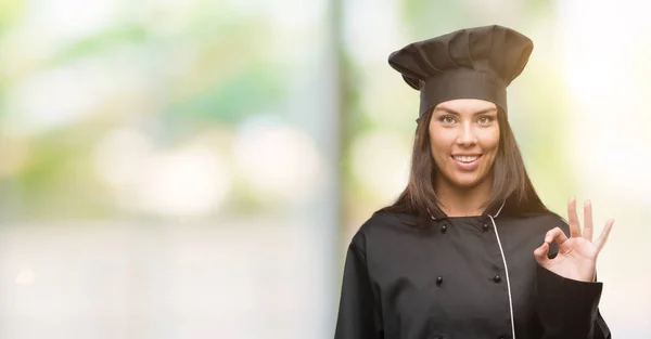 Jovem Cozinheiro Hispânico Mulher Vestindo Uniforme Chef Fazendo Sinal Com — Fotografia de Stock