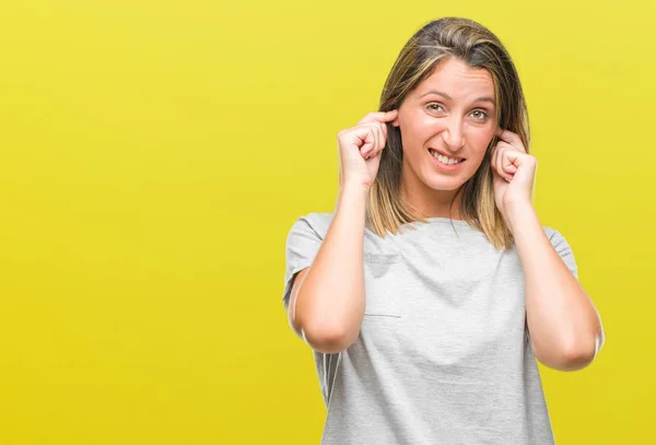 Ung Vacker Kvinna Över Isolerade Bakgrund Som Täcker Öronen Med — Stockfoto