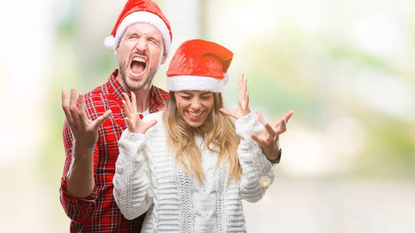 恋上孤立した背景を祝うクリスマス帽子をかぶっている若いカップルが狂牛病と腕の成功のためのクレイジー発生し叫んで興奮して目を閉じた 勝者の概念 — ストック写真