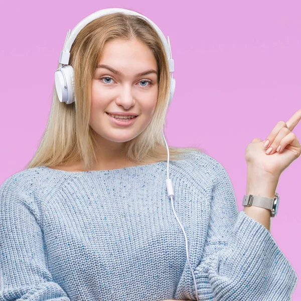 Unga Kaukasiska Kvinna Som Lyssnar Musik Som Bär Hörlurar Över — Stockfoto