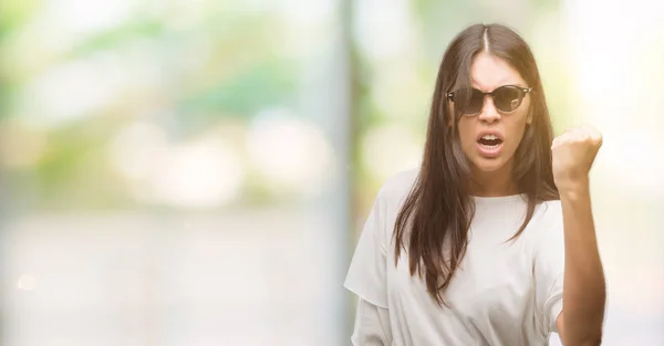 Jeune Belle Hispanique Portant Des Lunettes Soleil Agacé Frustré Crier — Photo