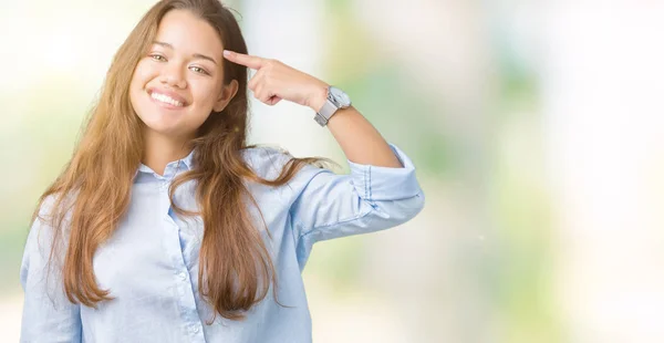 Jovem Mulher Negócios Bonita Morena Sobre Fundo Isolado Sorrindo Apontando — Fotografia de Stock