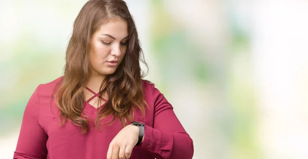 Hermosa Mujer Joven Tamaño Grande Sobre Fondo Aislado Comprobación Hora — Foto de Stock