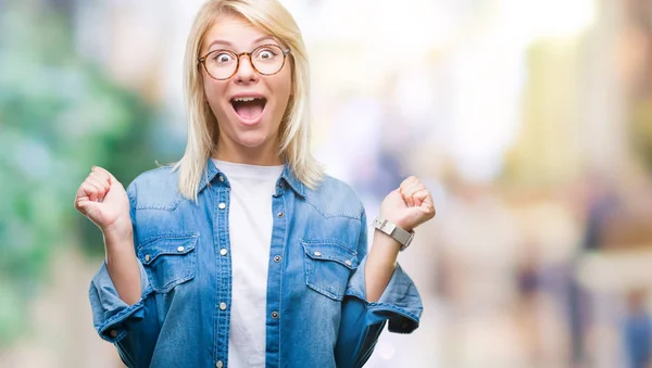 Junge Schöne Blonde Frau Mit Brille Über Isoliertem Hintergrund Feiert — Stockfoto