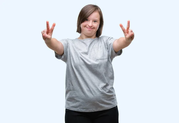 Junge Erwachsene Frau Mit Syndrom Vor Isoliertem Hintergrund Lächelt Die — Stockfoto