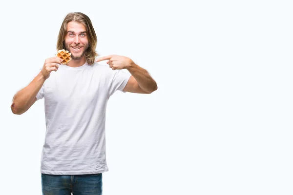 Young Handsome Man Long Hair Isolated Background Eating Waffle Very — Stock Photo, Image